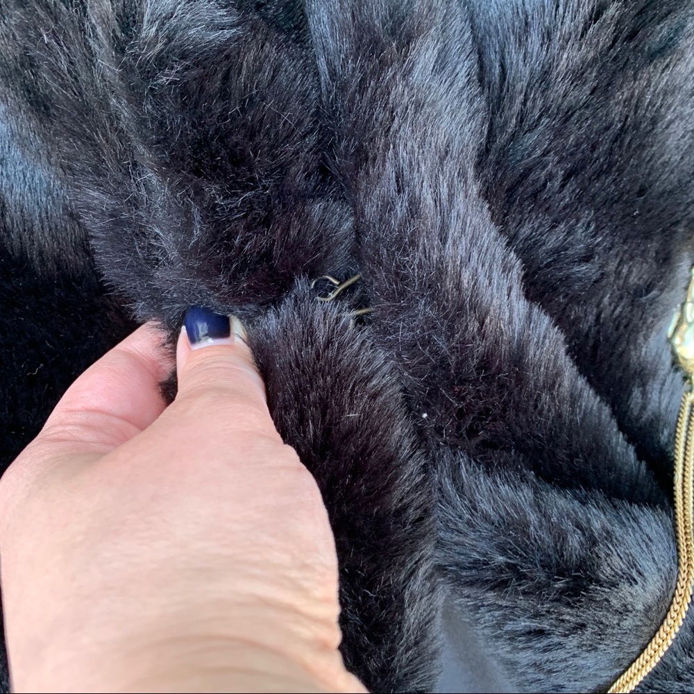 Forever 21 Black Faux Fur Collared Sleeveless Vest Outerwear Classic Mob Wife M - Picture 10 of 12